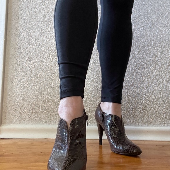 Snakeskin look brown booties - Picture 3 of 5